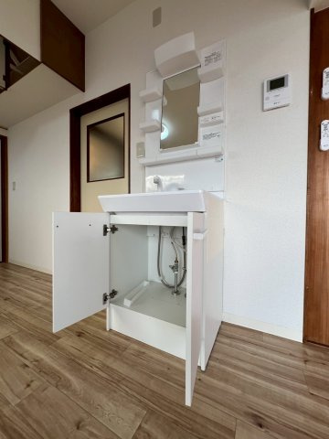 六十谷戸建の独立洗面台