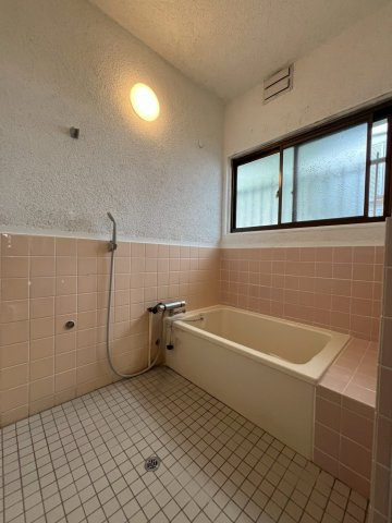 六十谷戸建の浴室