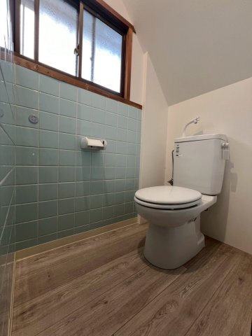 六十谷戸建のトイレ