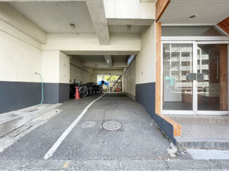 【駐車場】 | マンションの駐車場スペース。空きの有無や駐車料金、サイズ規定などについては、改めてお問い合わせください。～即日のご見学可能～　お問合せはお気軽にどうぞ。
