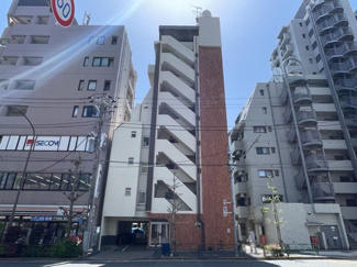 【外観】 | 青空によく映える建物です。手入れの行き届いた外壁やマンション正面エントランスなど、綺麗な姿をぜひ一度、現地にてご覧ください。～即日のご見学可能～　お問合せはお気軽にどうぞ。
