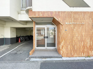 【エントランス】 | お客様を、そして住人を出迎えてくれるマンションのエントランス。ゴミが落ちていないことからも、管理状態の良さや住民の節度の高さが見て取れます。～即日のご見学可能～　お問合せはお気軽にどうぞ。
