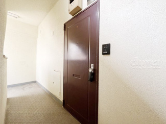 【その他共用部分】 | 皆様をお迎えする、お部屋の玄関ドア。開けやすさや開放角度、ドアノブの操作しやすさや鍵の形状などを、現地で一度ご確認ください。～即日のご見学可能～　お問合せはお気軽にどうぞ。
