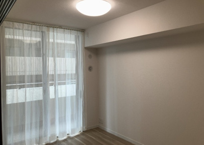 【洋室】 | ベルドゥムール本厚木 | 洋室のメリットは重い家具が置きやすく、身の回りが整理しやすいことです。 床がフローリングのため畳とは異なり凹みにくいです。 クローゼットなど収納が豊富で、普段使わない旅行カバンや服の整頓も簡単にです。