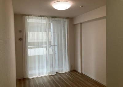 【寝室】 | ベルドゥムール本厚木 | 寝室でゆっくりと過ごすためにはベッド周りの適度な空間を担保することや窓の位置、照明の明るさ、寝室の広さなどを考える必要があります。自身や家族の構成とライフスタイルに併せて寝室にする部屋を選びましょう！