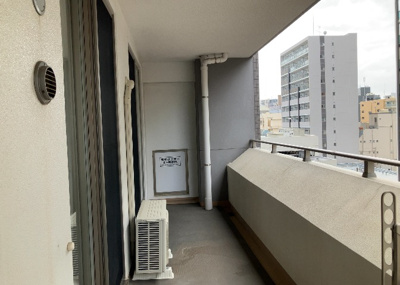 【バルコニー】 | ベルドゥムール本厚木 | バルコニーは、室外の専用スペースのうち、「屋根がなく開放された空間」であるものを指します。ベランダより広いタイプのものが多く、日当たりもよいため家庭菜園などを楽しみたい人にとって適した環境となります。