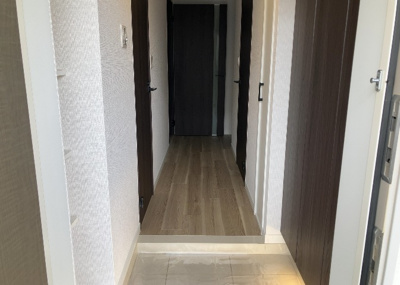 【玄関】 | ベルドゥムール本厚木 | 玄関は家の顔でもあり、家族以外の目にも止まる場所です。玄関は外との間を仕切る扉、靴などをしまっておく収納スペース、靴脱ぎのたたきスペース、来客とのやり取りをするドアホンなど複数のアイテムからなります。