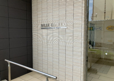 【エントランス】 | ベルドゥムール本厚木 | マンションのエントランスには、もともと風よけや防犯の役割がありますが、マンションによって宅配ボックスなどの設備が備わっている所もあります。日々の生活をイメージしながら生活しやすさをチェックしましょう。