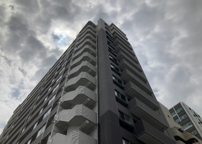 【現況写真】 | ベルドゥムール本厚木 | 外観はマンション管理がされているかの目安になります。築年数が古いと、壁面は劣化してひび割れが生じることも！建物が古びていても細かいところが修繕されていると、きちんと管理されているなぁと感じるでしょう。