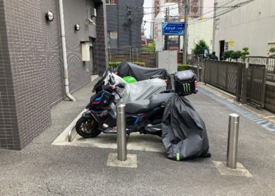 【駐車場】 | ベルドゥムール本厚木 | 車一台あたりに必要なスペースは、標準サイズの普通自動車で横幅2m50cm、長さ5mは必要になります。ただし、乗降のことも考慮して横幅3m30cm、長さ5m50cmほどは確保できるところを選びましょう。