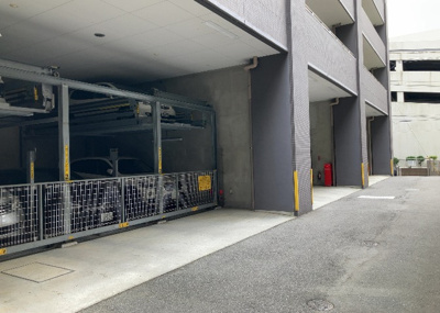 【駐車場】 | ベルドゥムール本厚木 | 駐車場と明記されていても、最小スペースでつくられた駐車場だと大型車は駐車できなかったり、出入りしにくくなったりする可能性があります。お車のサイズと購入したい物件の駐車場のサイズを現地で確認しましょう。