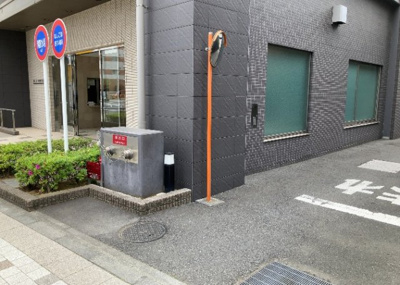 【中庭】 | ベルドゥムール本厚木 | 中庭（パティオ）とは、一つの建築物の内部に設けられた、壁などで囲われている庭のことを指します。コの字型、ロの字型が主流ですが、L字型の中庭もあります。最近では、インテリア性の高さからも人気があります。