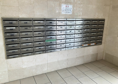 【設備】 | ベルドゥムール本厚木 | エントランス付近に設置されている集合ポストは、住んでいる部屋と離れているため、ポストをあさるなど誰かに何かされていても被害に気づきにくいです。入居する時には他人に特定されにくい番号で鍵をかけましょう！