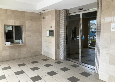 【ロビー】 | ベルドゥムール本厚木 | ラウンジは、マンションの共用スペースに椅子やテーブルなどを配置した利用者が寛げる空間です。屋内型ラウンジと屋外型ラウンジがあります。共用部分の管理状況と合わせて、詳細については現地でご確認ください。