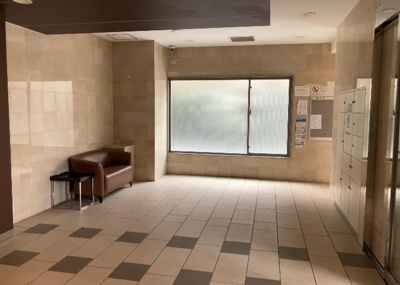 【ロビー】 | ベルドゥムール本厚木 | ロビーというと、エントランスと何がちがうの？と思いますよね。実はロビーとエントランスには明確な決まりはありません。物件によっては、エントランスを入って広がるある程度の広さのある空間がロビーとなります。