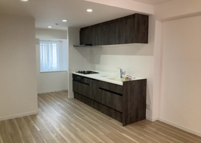 【ダイニング】 | ベルドゥムール本厚木 | ダイニングは、食事や家族の団らんスペースとしてだけではなく、ほかの用途としても使用することができます。ダイニングテーブルを置き、食事のためのスペースを作ることでリビングとの差別化を図ることができます。