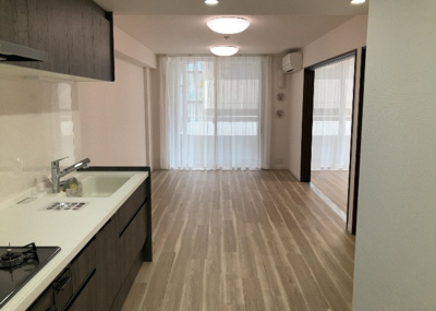 【キッチン】 | ベルドゥムール本厚木 | L型アイランドタイプは、キッチンからダイニングにもリビングにも目が行き届くので、とても使いやすい配置です。L字型独立タイプは、キッチンを独立させてるためLDKというよりもLDといった様なイメージです。