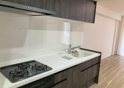 【キッチン】 | ベルドゥムール本厚木 | 標準的なシステムキッチンの横幅は、165cm～300cm程度です。2100・2400・2550・2700などミリ単位で表記されます。普段どのように料理をするのかを想定しながら合ったサイズを選びましょう