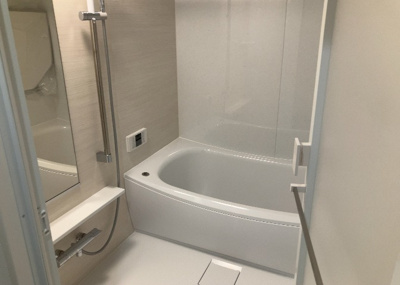 【浴室】 | ベルドゥムール本厚木 | 入浴時の快適さも大事なことですが、綺麗な状態を維持できなければ気持ちよく入浴できません。毎日の掃除が楽という点は大事なポイントになります！カビが生えにくく掃除がしやすい、壁や浴槽を選ぶといいでしょう。