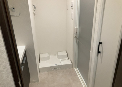 【脱衣所】 | ベルドゥムール本厚木 | 洗面脱衣所は「体を綺麗に整える場所」という目的と役割を持っています。そして便利で使い勝手のいい「体を綺麗に整える場所」にするためには、配置や動線、照明や収納計画をしっかりと検討しておく必要があります。