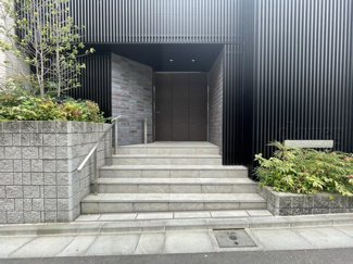 【エントランス】 | オートロックを備えた、マンションのエントランス。やはりセキュリティの観点は欠かすことができません。皆様を“安全”に送り出し、出迎えてくれます。～即日のご見学可能～　お問合せはお気軽にどうぞ。