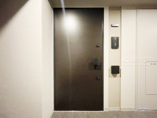 【その他共用部分】 | ダブルロック式の玄関ドアが皆様をお出迎え。お部屋のセキュリティの観点からも、うれしい設備ですね。玄関の色もシックで良い感じです。～即日のご見学可能～　お問合せはお気軽にどうぞ。
