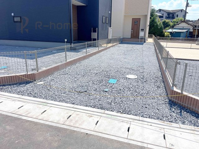 笠間市笠間駅前1期　新築戸建て　3号棟の駐車場|カースペースは3台完備。ゲスト用のスペースも確保できますね♪