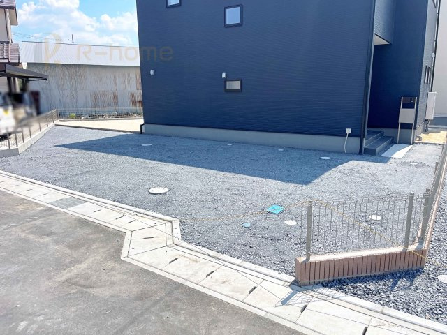 笠間市笠間駅前1期　新築戸建て　4号棟の駐車場|カースペースは3台完備。ゲスト用のスペースも確保できますね♪