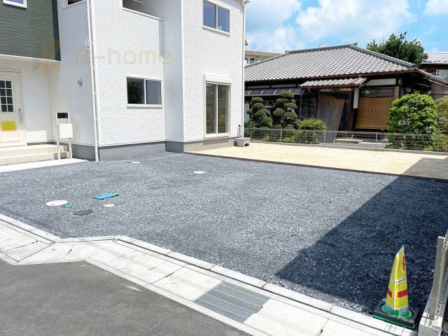 笠間市笠間駅前1期　新築戸建て　5号棟の駐車場|カースペースは3台完備。ゲスト用のスペースも確保できますね♪