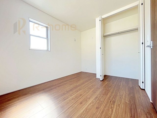 笠間市笠間駅前1期　新築戸建て　6号棟の洋室|どんな部屋家具も合わせやすいシンプルな洋室！
たっぷりの日差しと心地よい風が舞い込む住まい♪