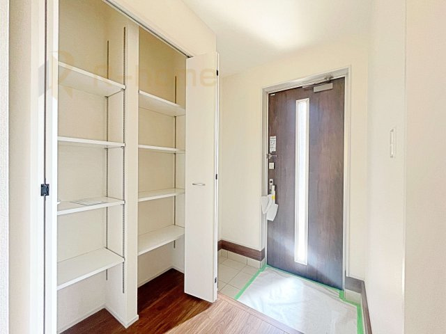 笠間市笠間駅前1期　新築戸建て　6号棟の玄関|気持ちよくご家族やゲストを送迎できる穏やかな雰囲気の玄関♪大きな下駄箱で玄関廻りスッキリ♪