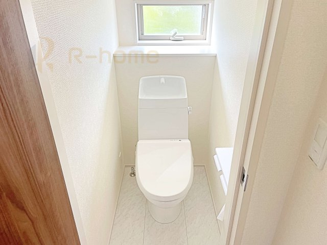 笠間市笠間駅前1期　新築戸建て　6号棟のトイレ|温水洗浄便座付きのトイレ。
トイレが２ヵ所設置で朝の忙しい時間でも安心です。