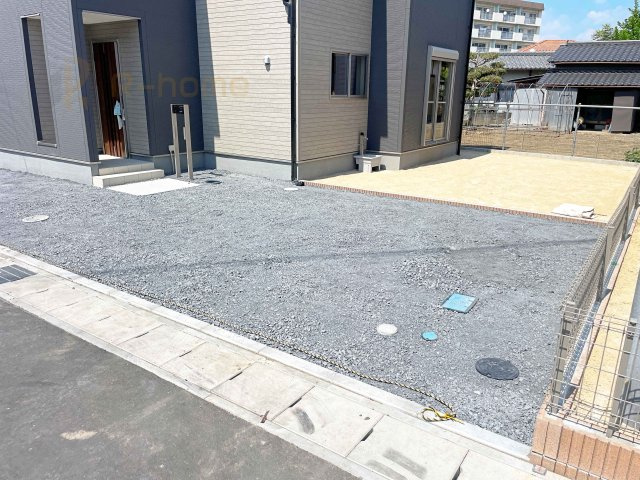 笠間市笠間駅前1期　新築戸建て　6号棟の駐車場|5台駐車できるカースペース！
