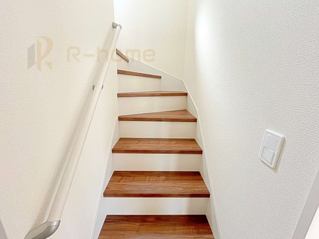 笠間市笠間駅前1期　新築戸建て　6号棟の内装|すりのついた階段！小さなお子様の利用も一安心です♪