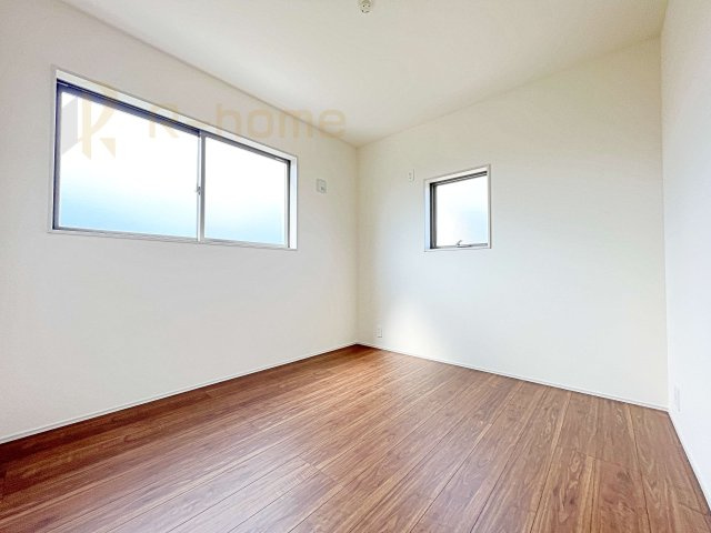 笠間市笠間駅前1期　新築戸建て　6号棟の洋室|2面窓の風通しの良い洋室です♪差し込む暖かな陽当たりで、室内がくつろげる空間に早変わりです♪