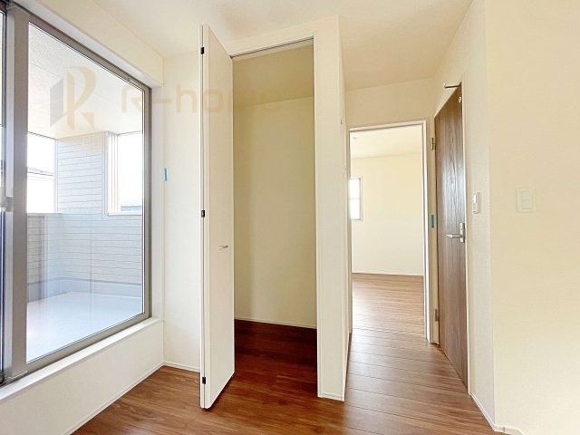 笠間市笠間駅前1期　新築戸建て　6号棟の収納|掃除機などの収納に便利なホール収納！バルコニーはホールから出入り可能です♪