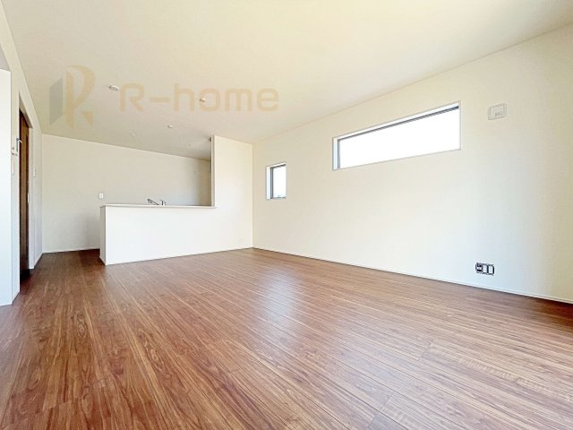 笠間市笠間駅前1期　新築戸建て　6号棟の居間・リビング|広くて明るいＬＤＫ♪ ゆったりくつろげるリビングスペースで、ご家族皆様の笑顔が溢れます。