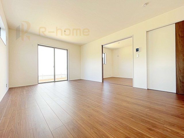 笠間市笠間駅前1期　新築戸建て　6号棟の居間・リビング|たっぷりの陽光が注ぎ込む明るいリビング♪隣接の洋室を開放すると更なる大空間に変身♪