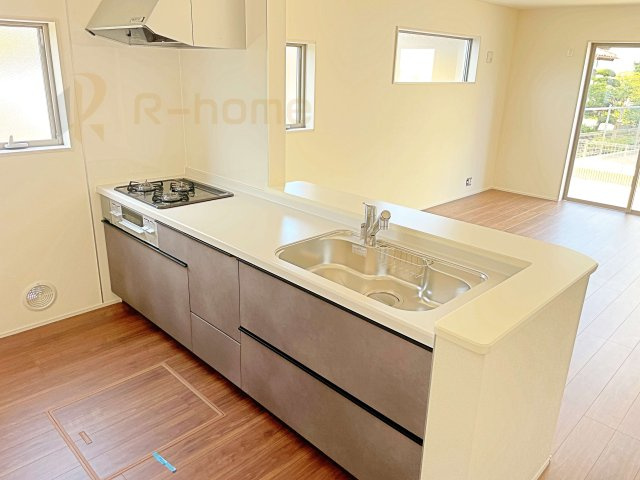 笠間市笠間駅前1期　新築戸建て　6号棟のキッチン|料理をしながら家族とコミュニケーションが取れる対面式システムキッチン。