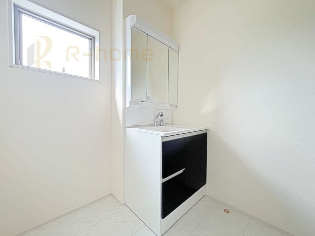 笠間市笠間駅前1期　新築戸建て　6号棟の洗面所|三面鏡の使いやすい洗面台です。忙しい朝も家族みんなで身支度可能なスペース。