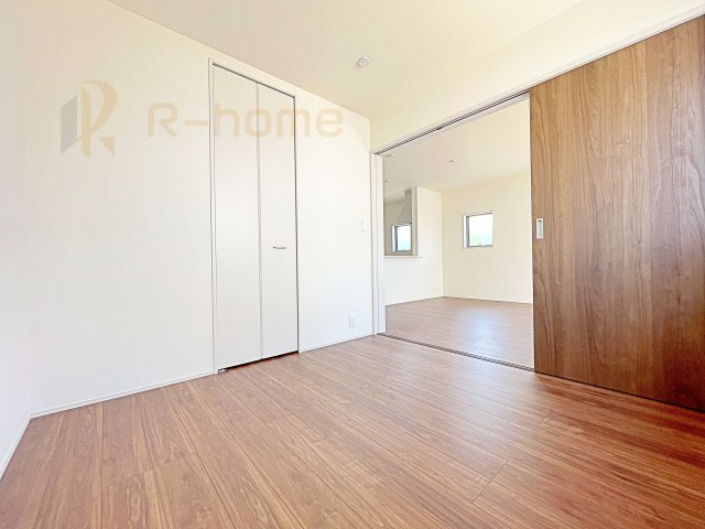 笠間市笠間駅前1期　新築戸建て　6号棟の洋室|1階洋室はゲストルーム、キッズスペースとしても利用可能♪
開放してリビングと繋げればゆとりの大空間！