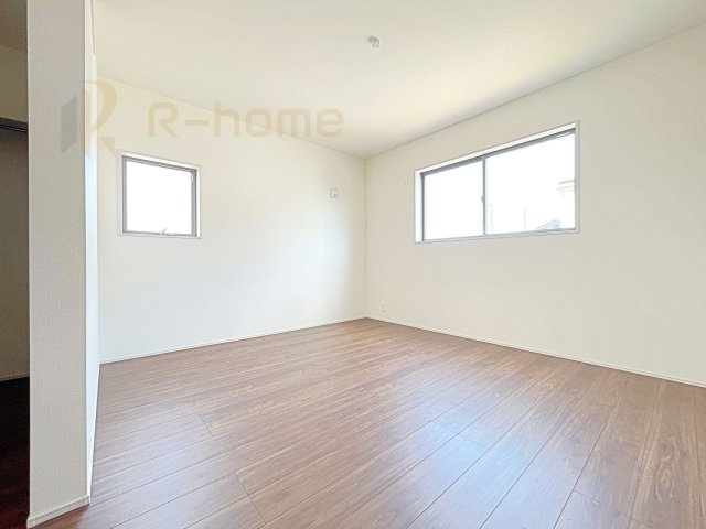 笠間市笠間駅前1期　新築戸建て　6号棟の洋室|収納便利なウォークインクローゼット付きの洋室♪
明るく風通しの良いお部屋です♪
