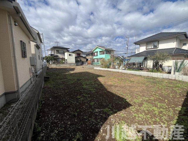 川越市内の市街化区域、便利な場所の広大売地の外観|敷地の最も東の端から西側を望む