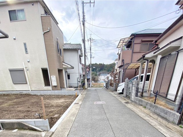 川西市見野3丁目中古戸建│4LDK+駐車1台可の前面道路含む現地写真|前面道路は北側4.3ｍです。