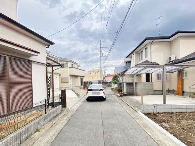 川西市見野3丁目中古戸建│4LDK+駐車1台可の前面道路含む現地写真|前面道路は北側4.3ｍです。