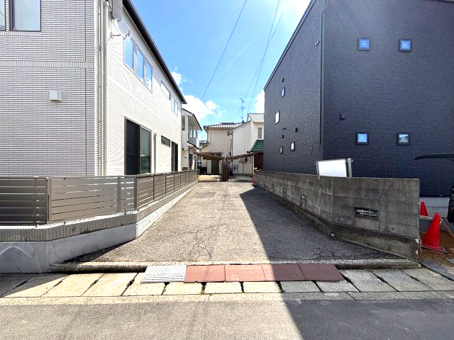 鷹子町の中古のおうち　松山市鷹子町中古戸建の前面道路含む現地写真
