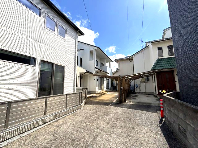 鷹子町の中古のおうち　松山市鷹子町中古戸建の前面道路含む現地写真