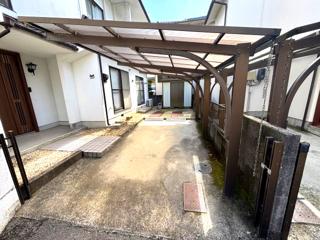 鷹子町中古戸建の駐車場
