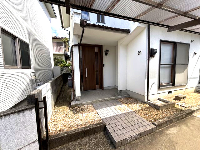 鷹子町の中古のおうち　松山市鷹子町中古戸建の玄関