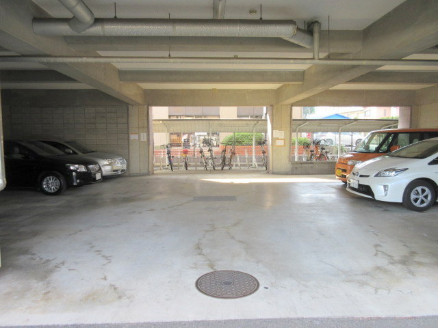 東急ドエルアルス横浜十日市場弐番館の駐車場|敷地内駐車場